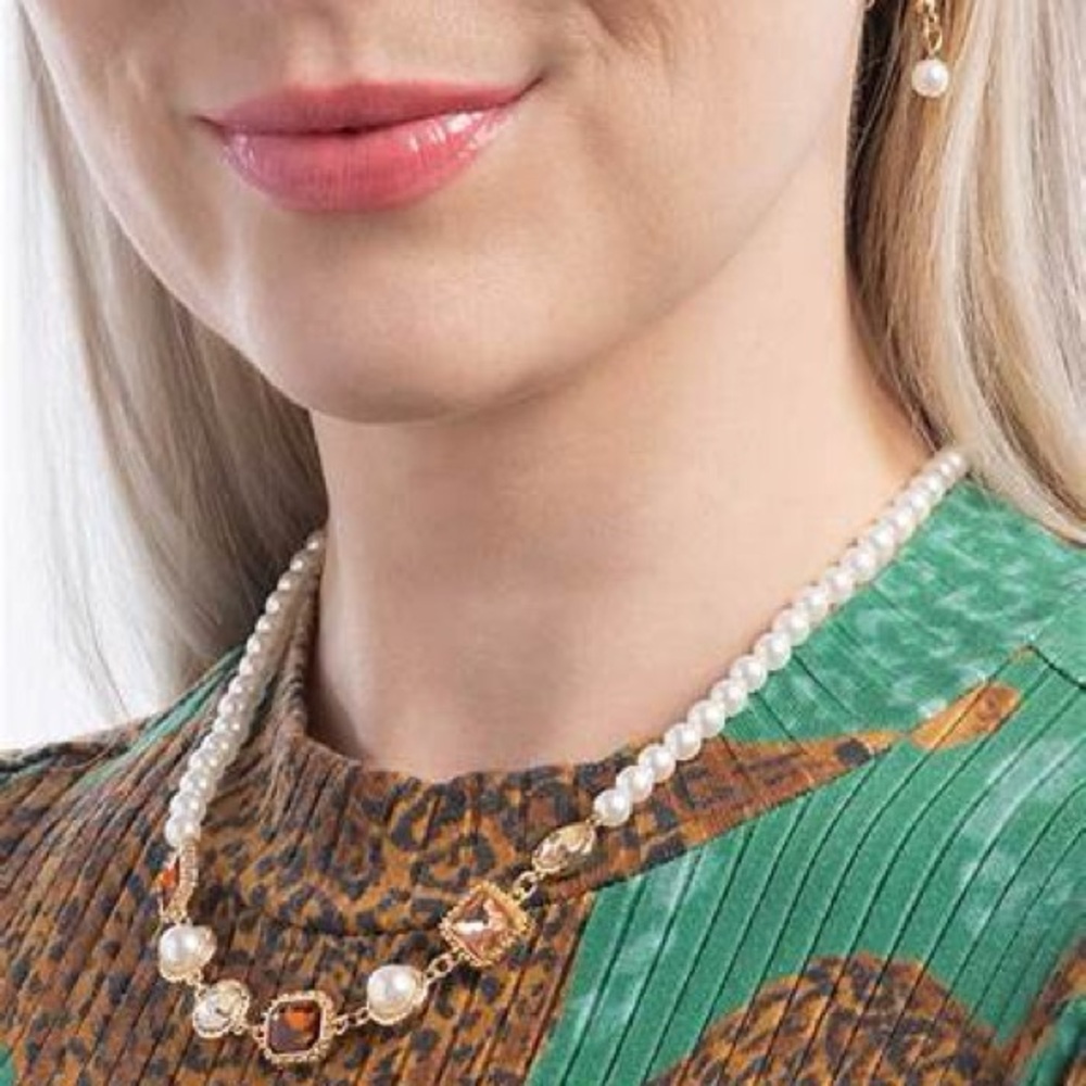 Elegant Faux Pearl and Gold Necklace